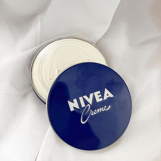 NIVEA Moisturizing Cream for All Skin Types - Hydrating and Nourishing Formula
